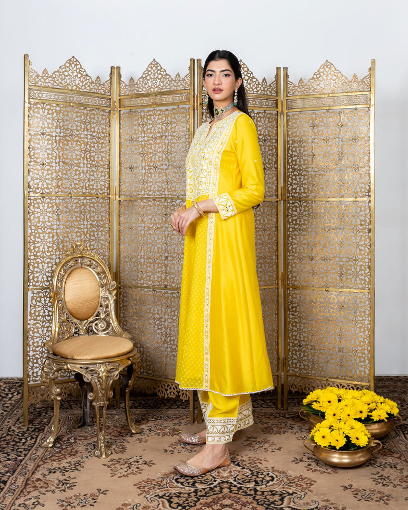 Yellow embroidered Kurta set in chanderi sideview