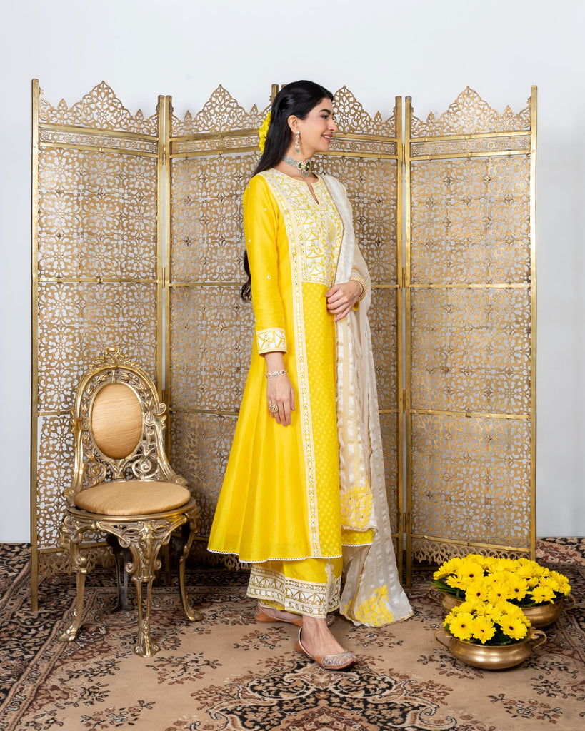 Yellow embroidered Kurta set in chanderi sideview