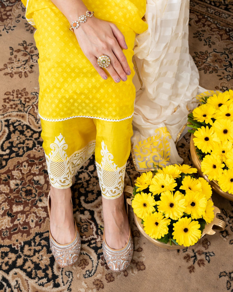 Yellow embroidered Kurta set in chanderi 
