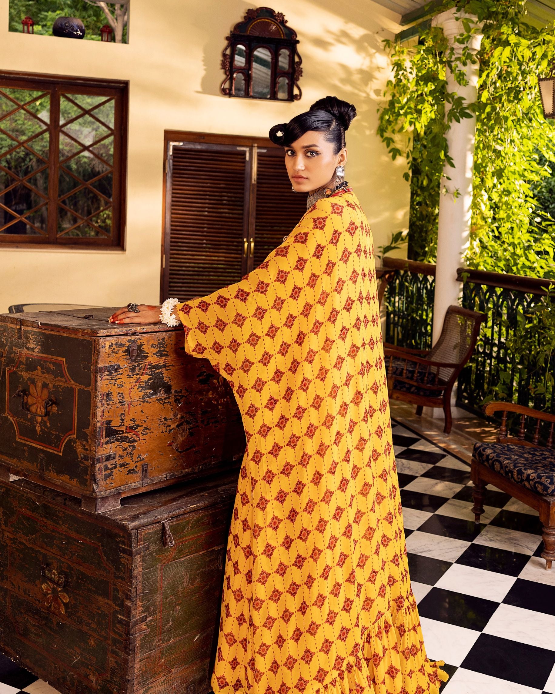 Yellow bustier in georgette with embroidery and print with  jacket and pants Sideview